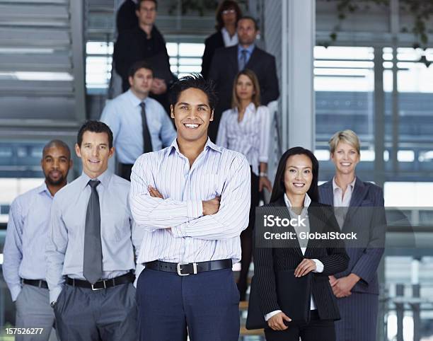 お仕事仲間と一緒に立っている笑顔 - チーム写真のストックフォトや画像を多数ご用意 - チーム写真, ビジネス, ホワイトカラー労働者