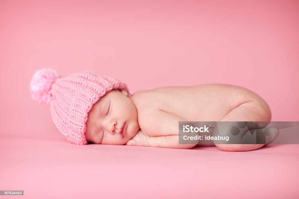 Nouveau-né bébé fille dormir paisiblement sur fond rose - Photo de Objet ou sujet détouré libre de droits