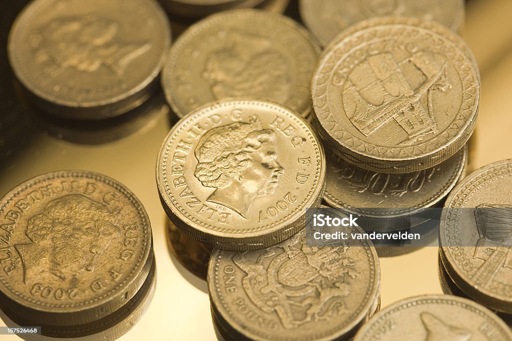 1-Pfund-Münzen auf einen reflektierenden Hintergrund - Lizenzfrei Britische Währung Stock-Foto