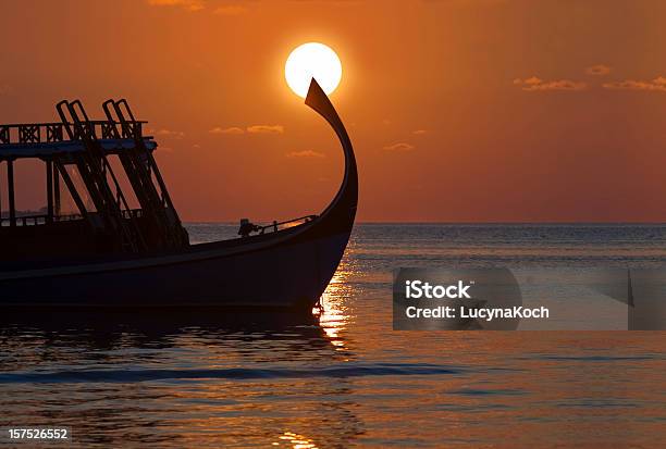 Mit Ausflugsdhoni Sunset Cup Coral Stockfoto und mehr Bilder von Ari-Atoll - Ari-Atoll, Ausflugsboot, Dämmerung
