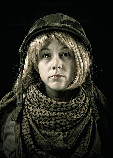 biondo donna soldato confiedent - ca02 foto e immagini stock