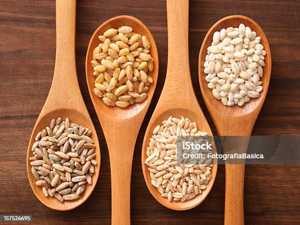 Cereali E Spoons - Fotografie stock e altre immagini di Orzo - Orzo, Grano - Graminacee, Avena - Cereali da colazione