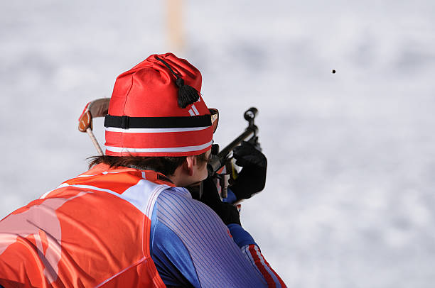 bullet-biathlon-wettkampf sportschießen - biathlon stock-fotos und bilder