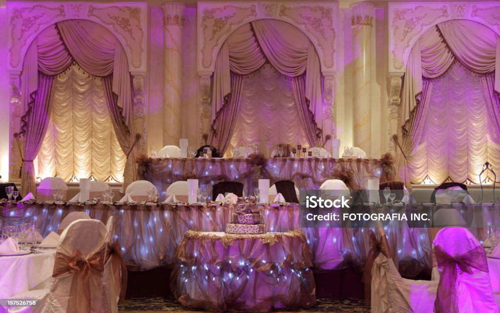 Hochzeitssaal vor dem Abendessen - Lizenzfrei Hochzeit Stock-Foto