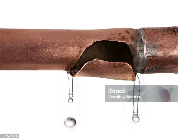 Broken Tubo De Cobre Lenta Gota A Gota - Fotografias de stock e mais imagens de Vazar - Vazar, Explodir, Partido