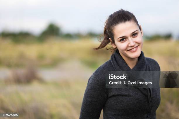 Fiducioso Giovane Donna - Fotografie stock e altre immagini di 16-17 anni - 16-17 anni, Abbigliamento casual, Adulto