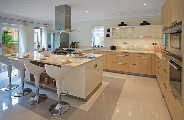 современная кухня в роскошный новый дом - tiled floor ceramic floor model home стоковые фото и изображения