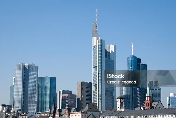 Horizonte De Frankfurt Distrito Financeiro Céu Azul Com Espaço Para Texto - Fotografias de stock e mais imagens de Frankfurt