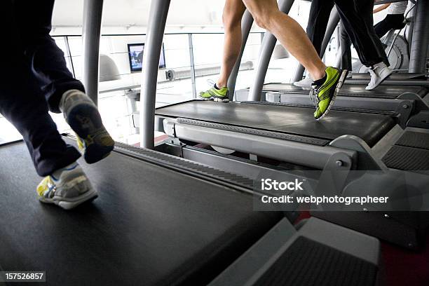 Laufen Auf Dem Laufband Stockfoto und mehr Bilder von Aktiver Lebensstil - Aktiver Lebensstil, Aktivitäten und Sport, Anstrengung
