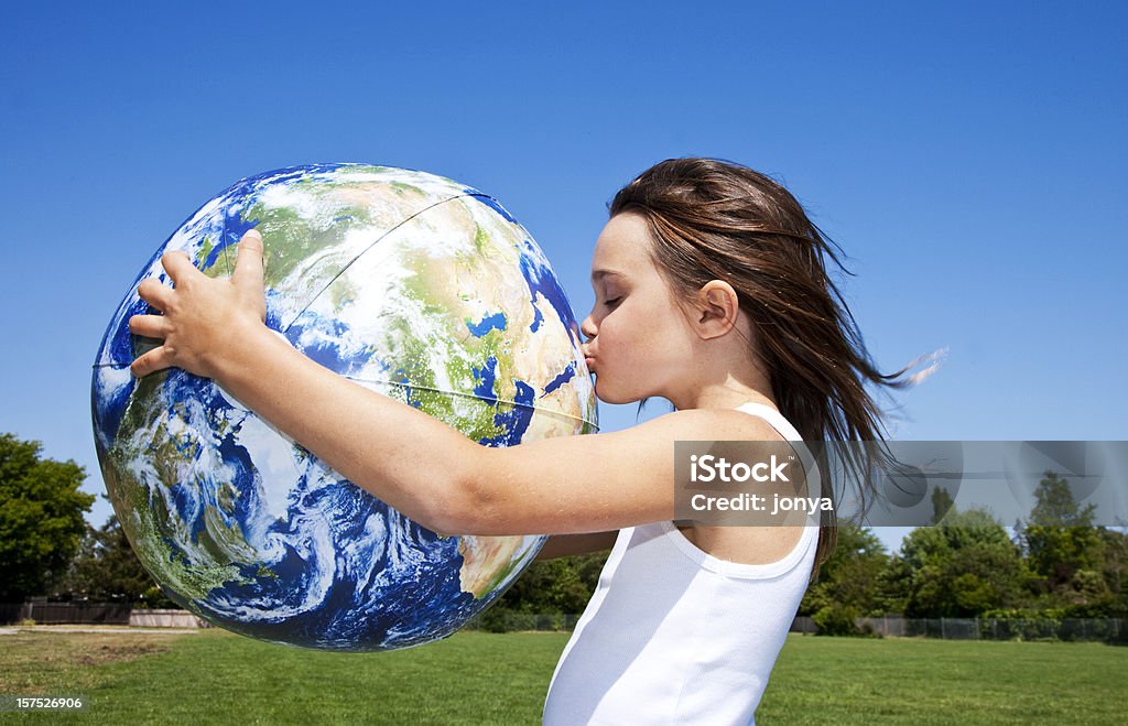 Rapariga agarrar e Beijar o mundo - Royalty-free Globo terrestre Foto de stock