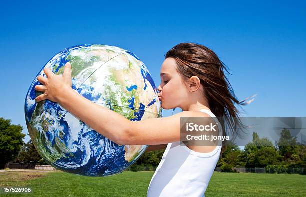 Rapariga Agarrar E Beijar O Mundo - Fotografias de stock e mais imagens de Globo terrestre - Globo terrestre, Criança, Planeta