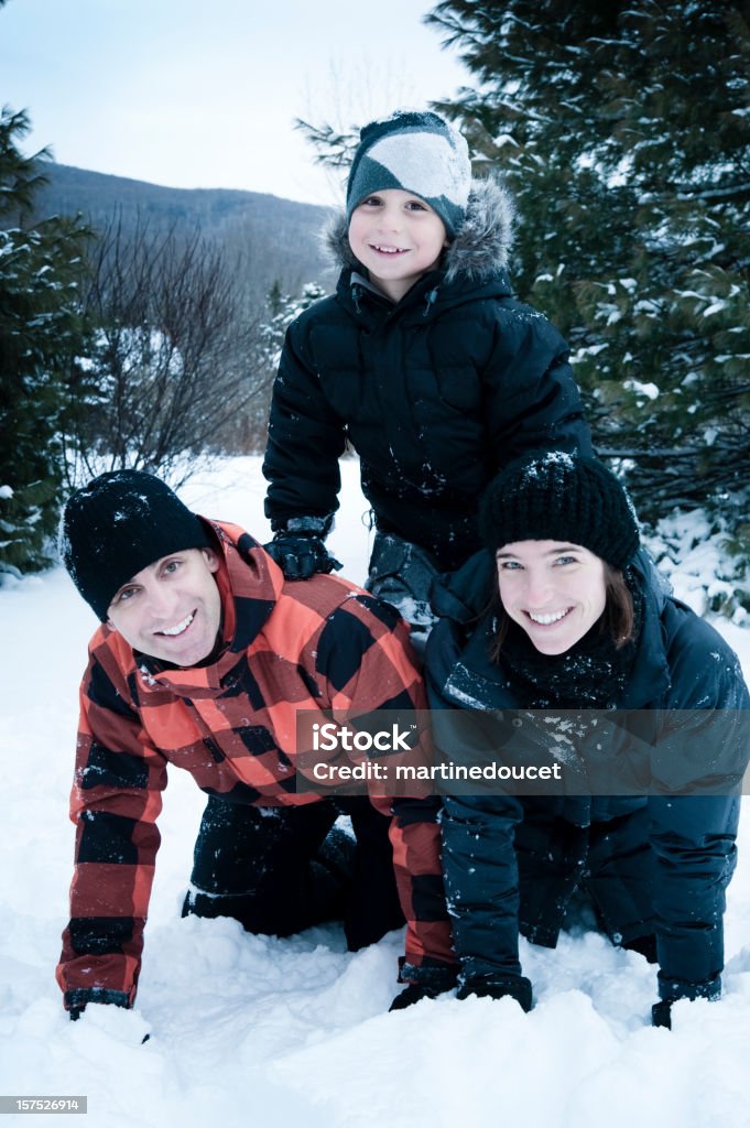 Familia jugando en la nieve. - Foto de stock de Aire libre libre de derechos