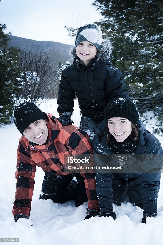 Família jogando na neve. - Foto de stock de Brincalhão royalty-free