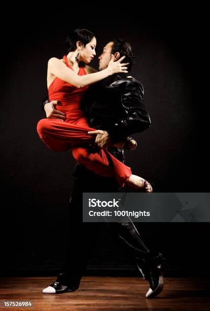 Pasión De Baile De Tango Foto de stock y más banco de imágenes de Abrazar - Abrazar, Actividad, Actuación - Representación