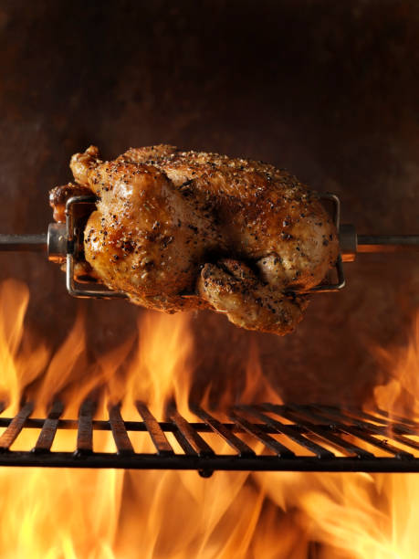 pollo arrosto sul barbecue - rotisserie roast chicken chicken roasted foto e immagini stock