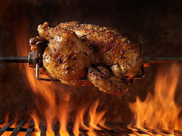 gebratenes hühnchen auf dem grill - roast meat stock-fotos und bilder