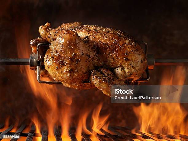 Gebratenes Hühnchen Auf Dem Grill Stockfoto und mehr Bilder von Huhn - Geflügelfleisch - Huhn - Geflügelfleisch, Brathähnchen, Rotisserie