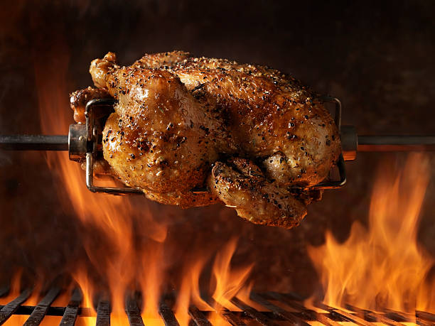 pollo arrosto sul barbecue - rotisserie roast chicken chicken roasted foto e immagini stock