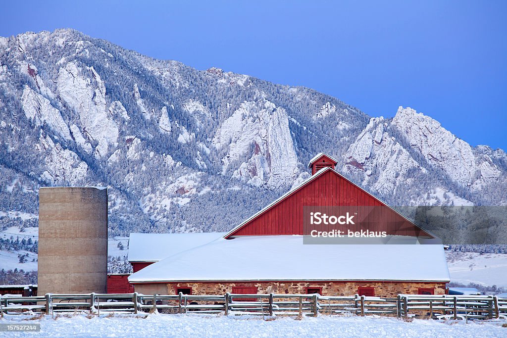 Boulder, Colorado Barn e Flatirons - Foto de stock de Agricultura royalty-free