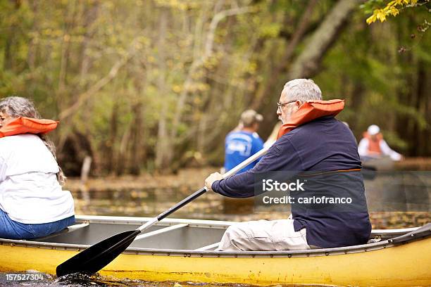 Senior Personas Paseos En Canoa Foto de stock y más banco de imágenes de Actividad - Actividad, Actividades recreativas, Adulto