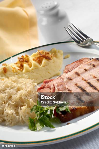 Foto de Costeleta De Carne Suína Defumada e mais fotos de stock de Almoço - Almoço, Batatas Prontas, Carne de Porco