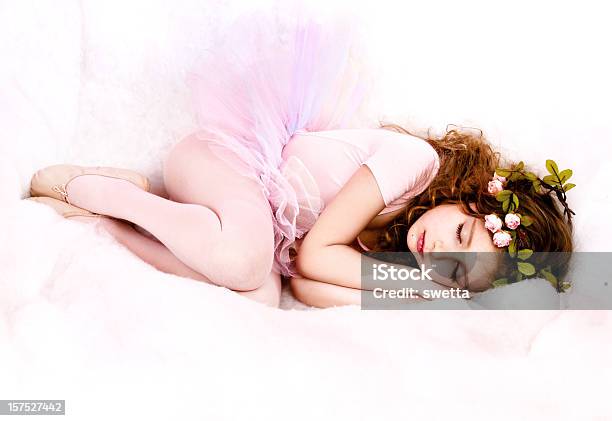 少女妖精のコスチュームを着て寝室 - カラー画像のストックフォトや画像を多数ご用意 - カラー画像, ダイアデム, チュチュ