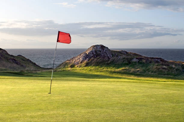 istock Red flag on hole of golf course green 157527463