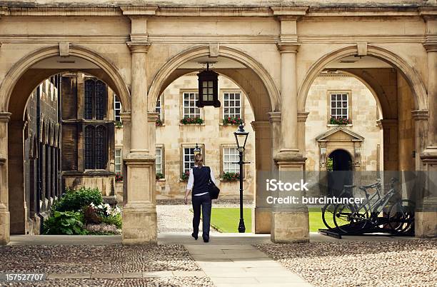 Studente Passa Attraverso Un Campus Universitario Universitiy A Cambridge Regno Unito - Fotografie stock e altre immagini di Cambridge University