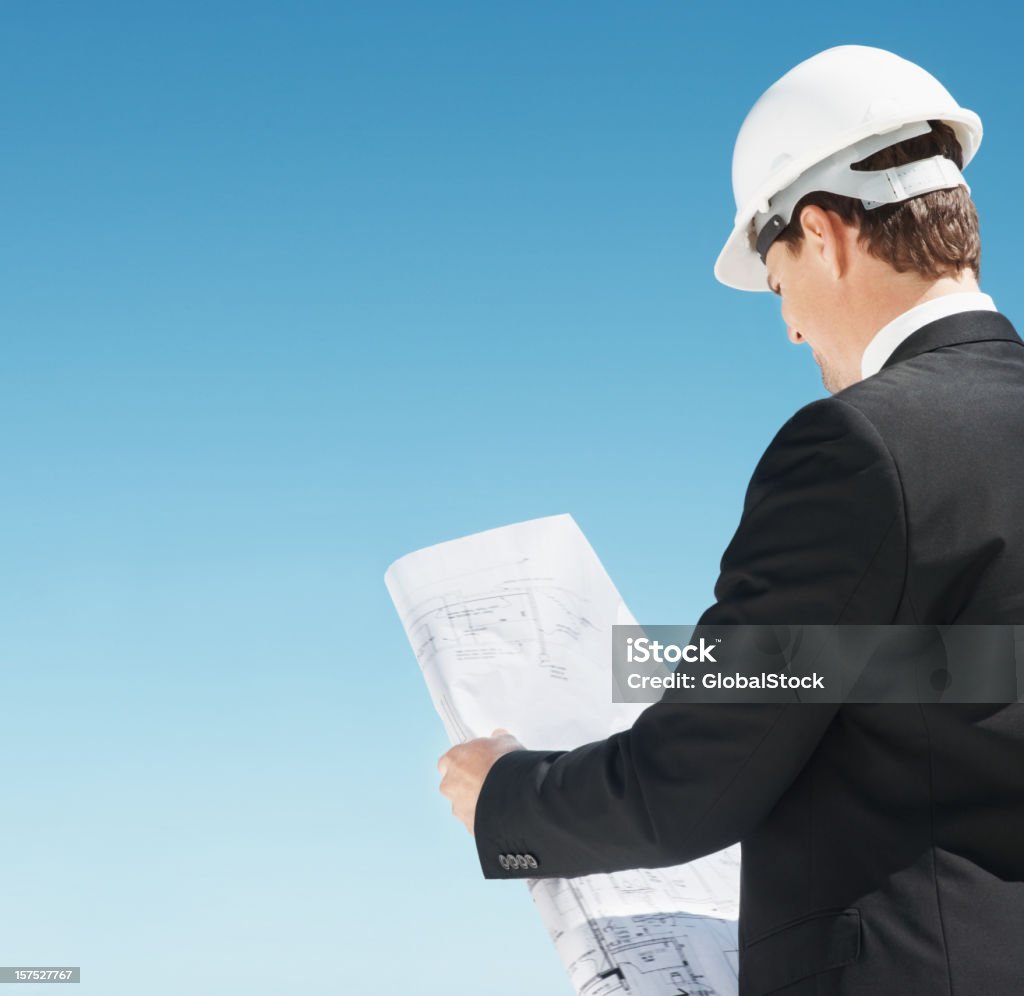 Arquitecto estudiando blueprints macho - Foto de stock de 30-34 años libre de derechos