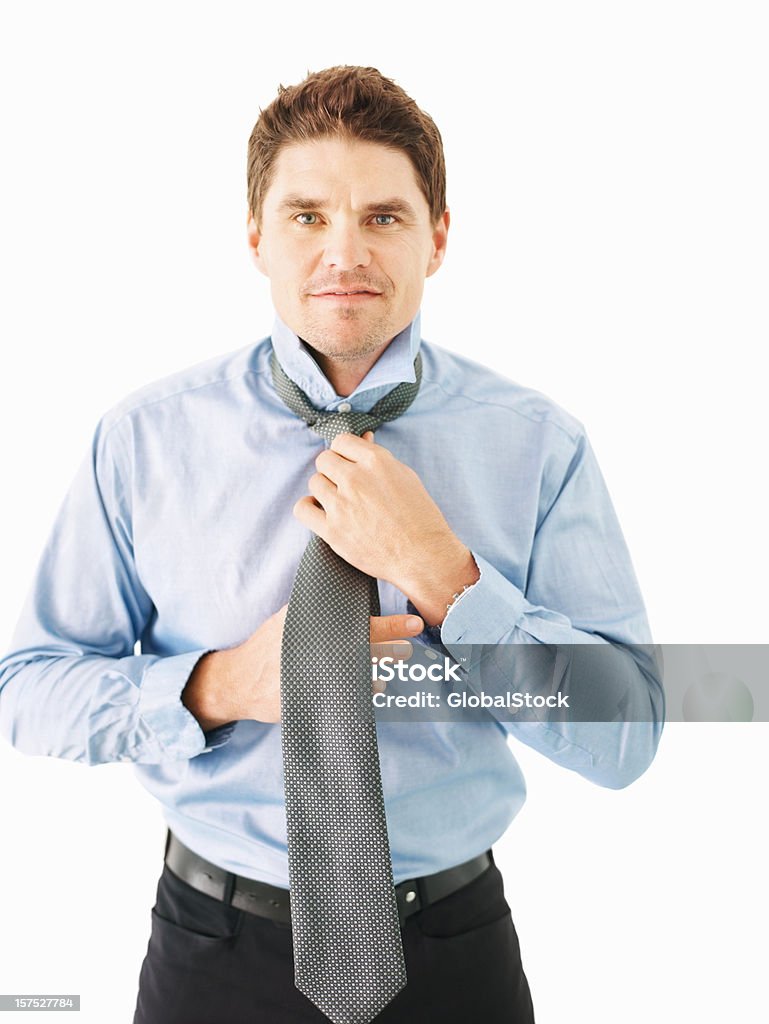 Negócios adulto médio empresário ajuste de gravata - Foto de stock de 30 Anos royalty-free