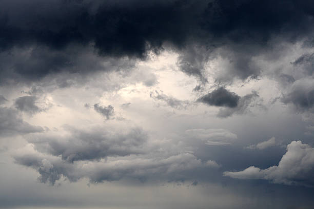 gewitterwolke - dramatischer himmel stock-fotos und bilder