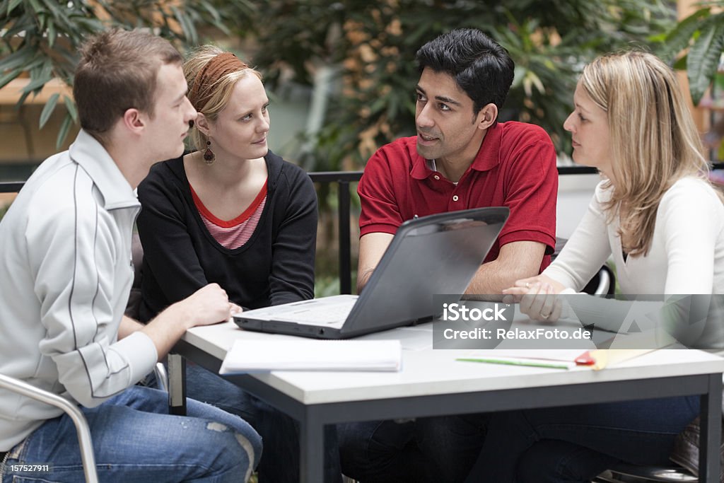 Grupo de multi-étnica alunos em colaboração com o laptop apresentação (XXXL - Foto de stock de Curso de treinamento royalty-free