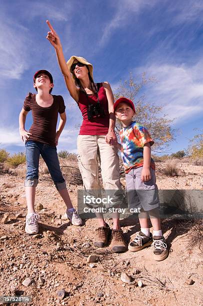 Hiking Rodziny Na Pustyni - zdjęcia stockowe i więcej obrazów Rodzina - Rodzina, Stan Arizona, Wędrować