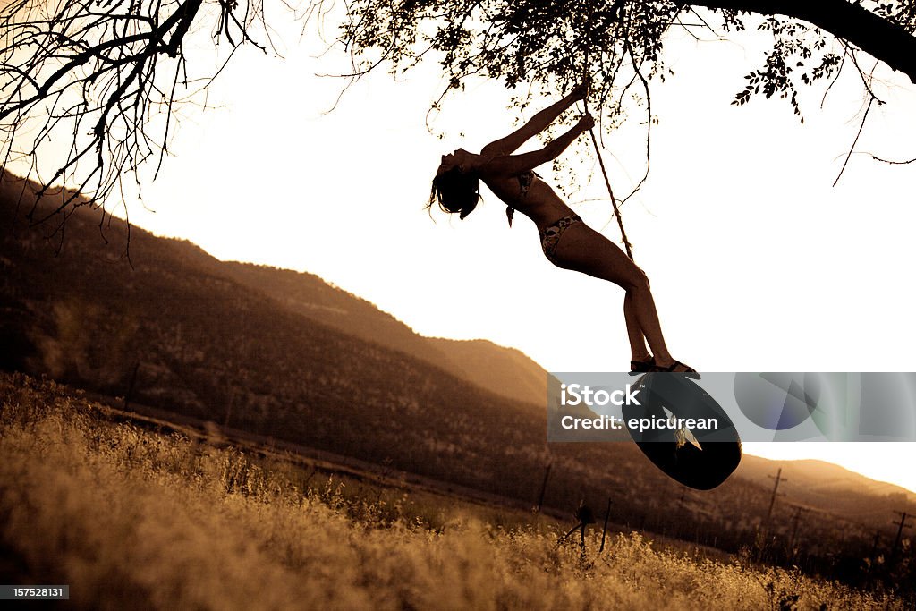 Verão daydreaming um Baloiço de Corda - Royalty-free Baloiço de Pneu Foto de stock