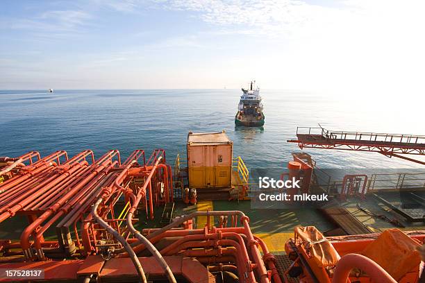 Plataforma De Plataforma Petrolífera En El Mar Foto de stock y más banco de imágenes de Color - Tipo de imagen - Color - Tipo de imagen, Echar combustible, Embarcación marina