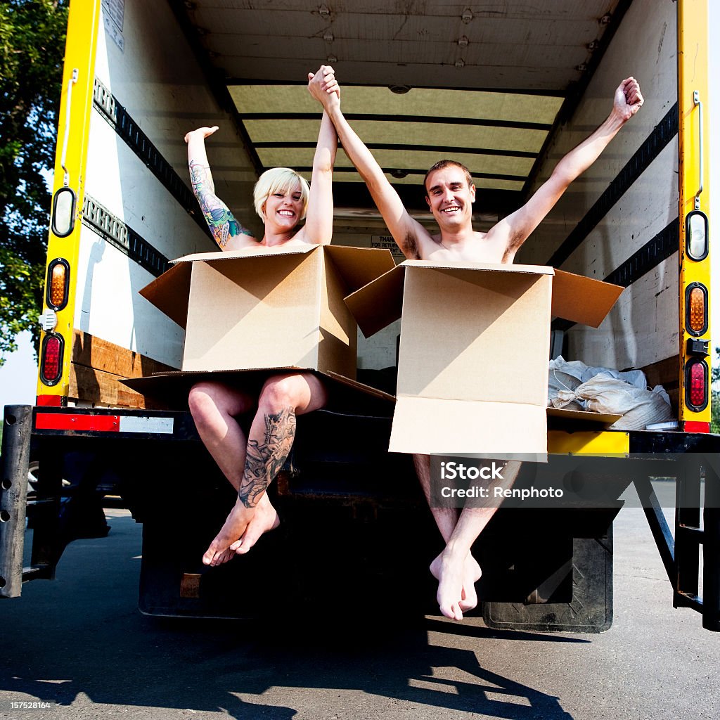 Coppia felice di iniziare una nuova vita insieme - Foto stock royalty-free di Camion per autotrasporti