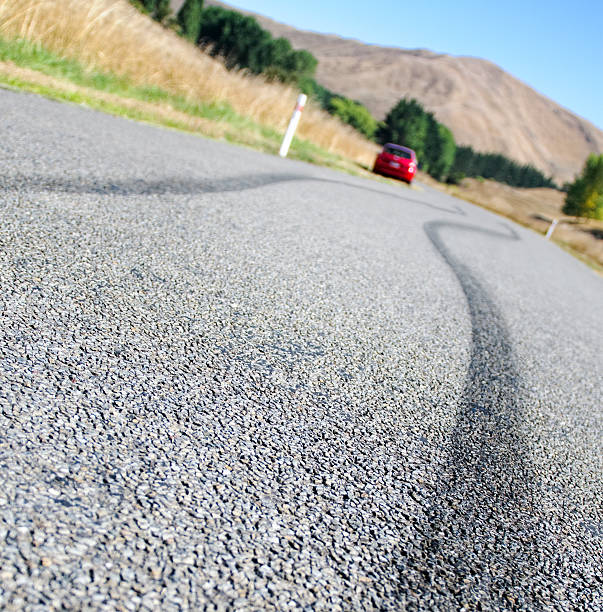 après un accident - tire track skidding asphalt tire photos et images de collection