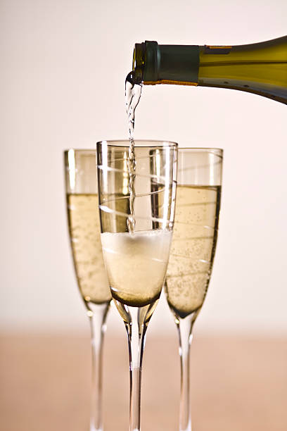 świętowanie szampana dolna musujące białe wino napój - champagne champagne flute pouring wine zdjęcia i obrazy z banku zdjęć