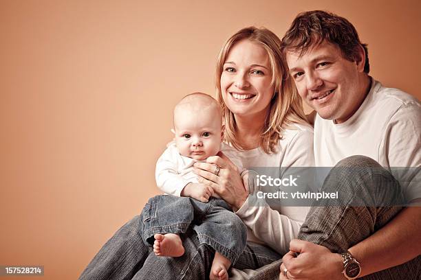 Photo libre de droit de Heureux Portrait De Famille banque d'images et plus d'images libres de droit de Famille - Famille, Fond coloré, Fond beige