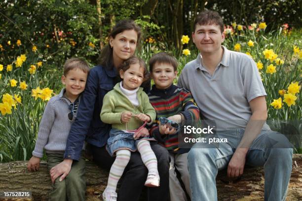 Happy Spring Familie Stockfoto und mehr Bilder von Attraktive Frau - Attraktive Frau, Baby, Bildschärfe