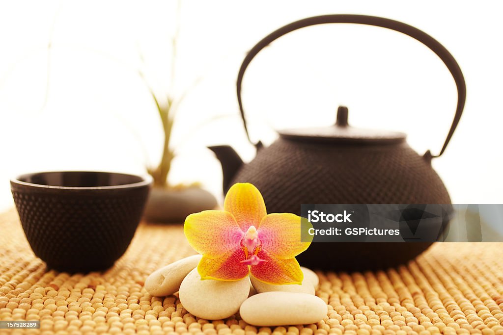 スパの静物の蘭の花と茶 - ティーポットのロイヤリティフリーストックフォト
