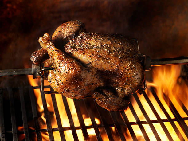 poulet rôti au barbecue - rotisserie chicken barbecue grill food photos et images de collection