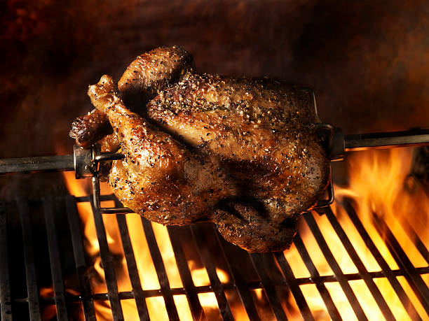 frango assado na bbq - chicken rotisserie roast chicken barbecue grill imagens e fotografias de stock