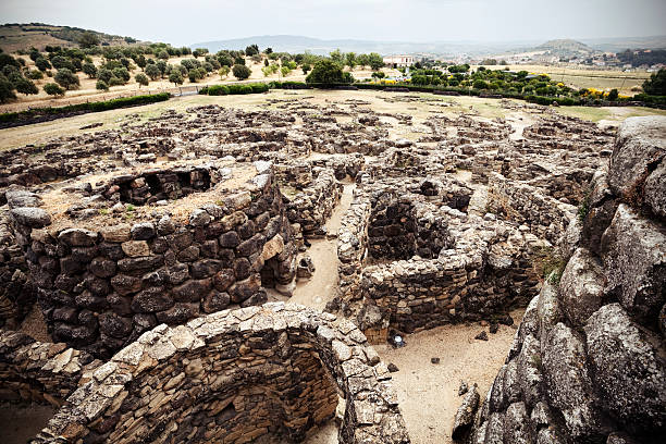 su nuraxi, barumini, sardegna - nuragic foto e immagini stock