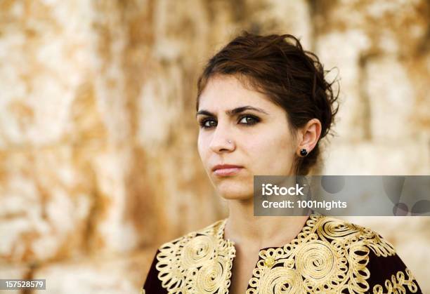 Foto de Mulher Com Roupa Tradicional e mais fotos de stock de Cultura marroquino - Cultura marroquino, Mulheres, Só Uma Mulher