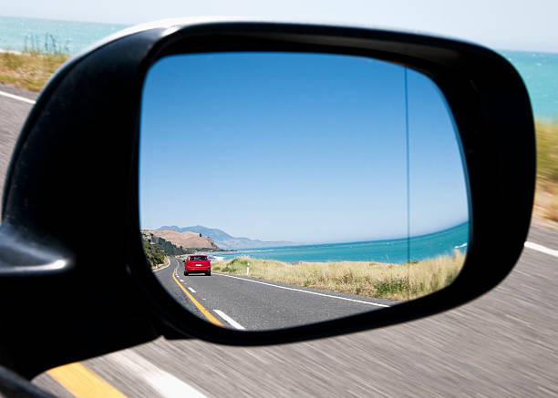 живописной прибрежных drive - side view mirror стоковые фото и изображения
