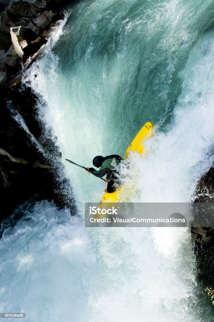 Kayak appoggiare la cascata. - Foto stock royalty-free di Kayaking sulle rapide