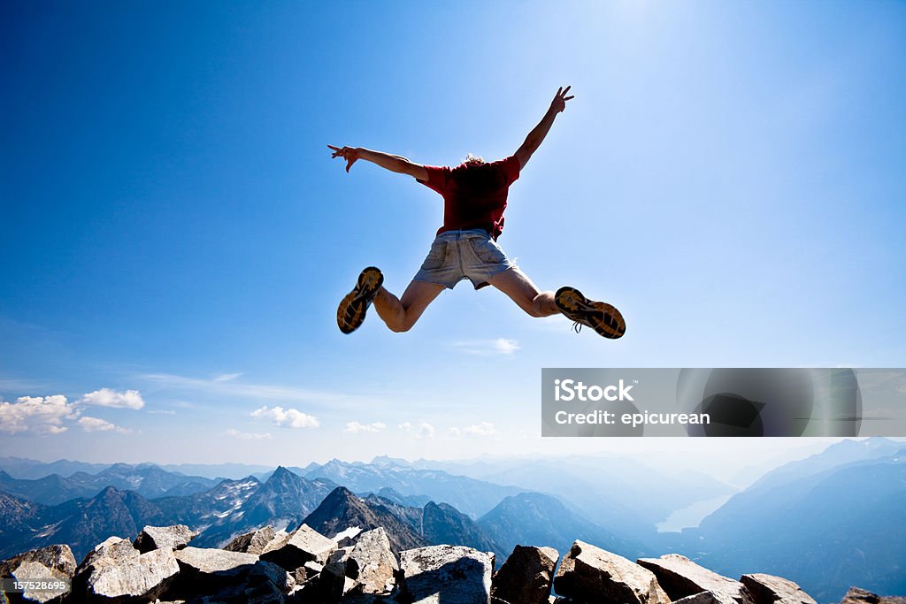 Jumping auf einer mountain - Lizenzfrei Am Rand Stock-Foto