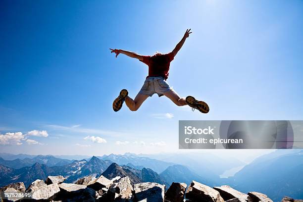 Jumping Auf Einer Mountain Stockfoto und mehr Bilder von Am Rand - Am Rand, Klippe, Berggipfel