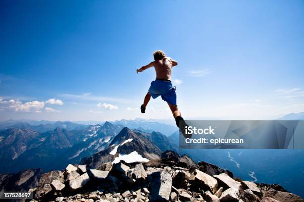 Saltar De Uma Montanha - Fotografias de stock e mais imagens de Alegria - Alegria, Ao Ar Livre, Beleza natural